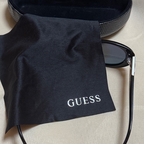 Guess Black and Silver Sunglasses with polarized lenses. - Picture 5 of 9